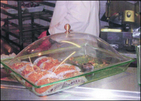 Aménagement boulangerie: plateau-cloche en plexiglas minéral